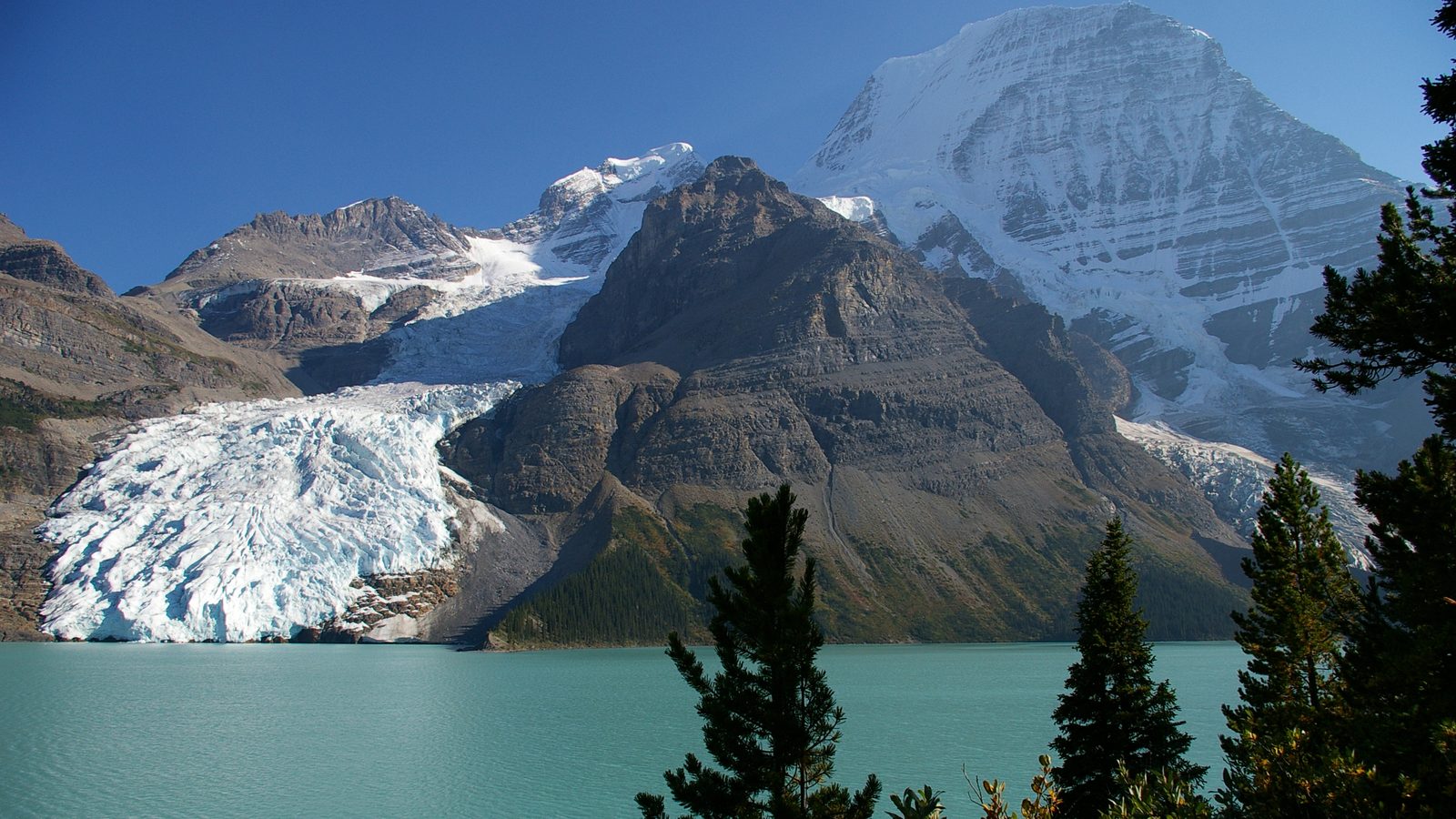 Berg Lake Trail: Mount Robson and the Berg Glacier above the icebergs of Berg Lake, Mount Robson Provincial Park, British Columbia, Canada