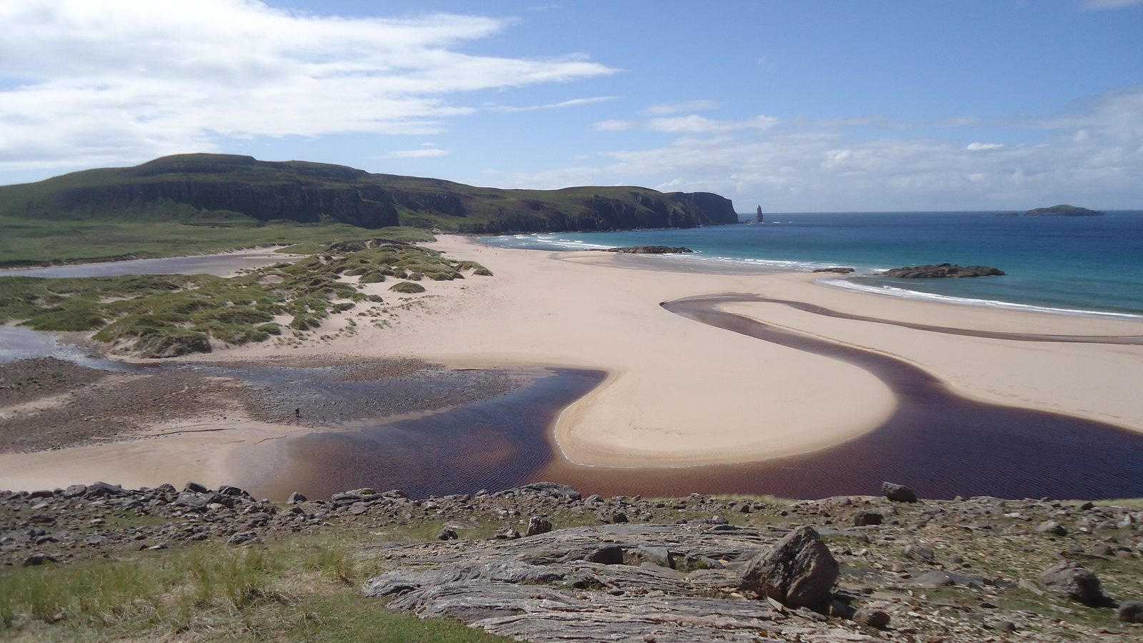 Cape Wrath Trail: the empty beach and dunes of Sandwood Bay with the Am Buachaille sea stack, Sutherland, north-west Highlands of Scotland