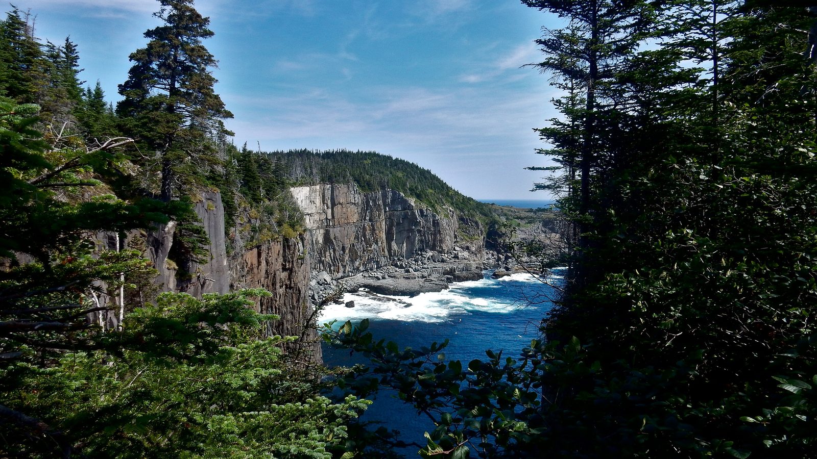 East Coast Trail: el sendero a lo largo de los acantilados y farallones de la costa de la península de Avalon, Terranova, Canadá