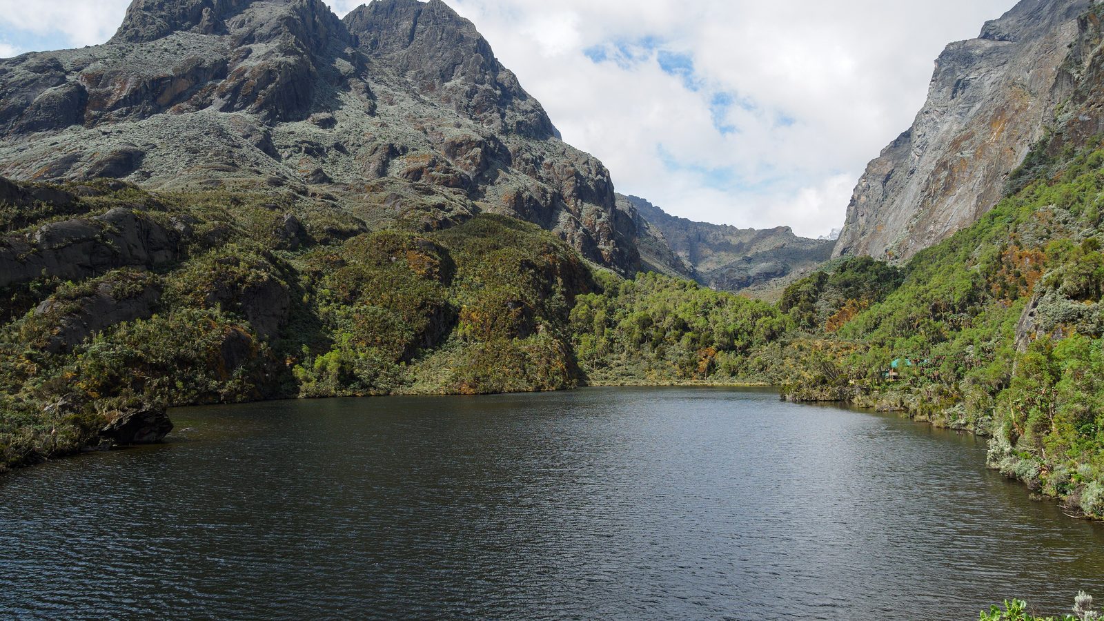 Rwenzori Central Circuit: der Lower Kitandara Lake unter den Felswänden des Rwenzori, Rwenzori Mountains National Park, Uganda
