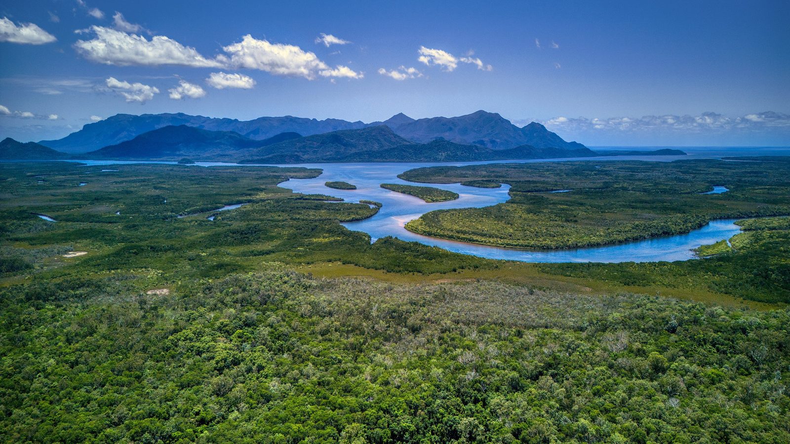 Thorsborne Trail: جبال جزيرة Hinchinbrook خلف جداول المانغروف في قناة Hinchinbrook، شمال كوينزلاند
